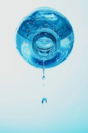 blaue Flasche aus der Wasser tropft,  Stillifefotografie © Florian Freund
