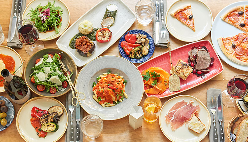 Gedeckter Tisch mit einer Vielzahl an italienischen Speisen, direkt von oben fotografiert, Foodfotografie © Florian Freund