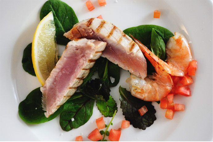 angebratener Thunfisch auf Salat, Foodfotografie  © Florian Freund