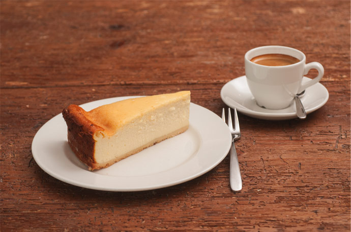 Espresso und Käsekuchen auf einer rustikalen Eichenplatte, Foodfotografie  © Florian Freund