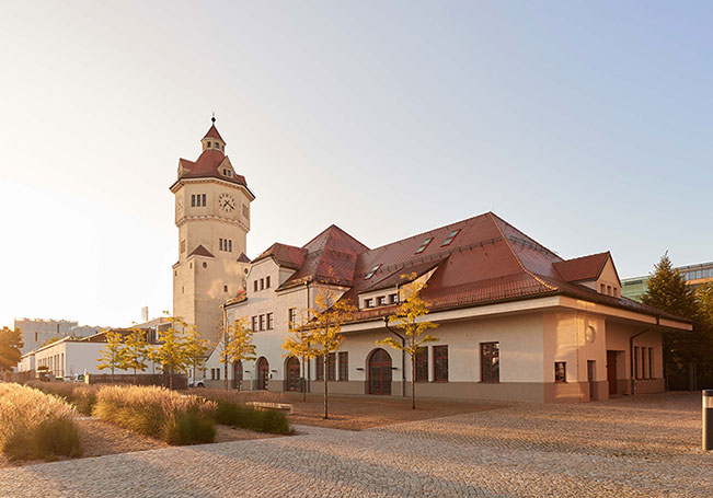 Altes Werkstattgebäude im Sonnenaufgang