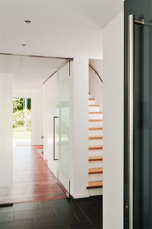Treppe und Eingangsbereich eines Einfamilienhauses (Architekt: Oliver Schaeffer)