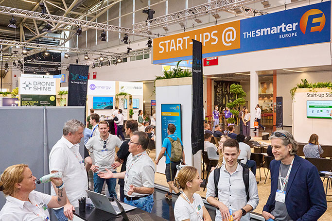 BESUCHER*INNEN im Start-Up Bereich der Smarter E 2025 (Messefotografie))