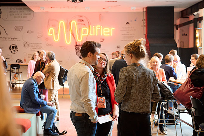 Eventreportage - drei Menschen unterhalten sich auf der Veranstaltung Dimension Digitalisierung – Digital unterwegs im Ganztag, Veranstaltungsfotografie, © Florian Freund