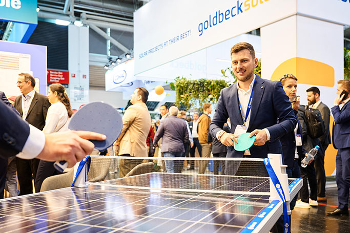 Szene eines Tisschtennis-Spiels auf einem Solarpanel bei der Smarter E 2025 (Messefotografie))
