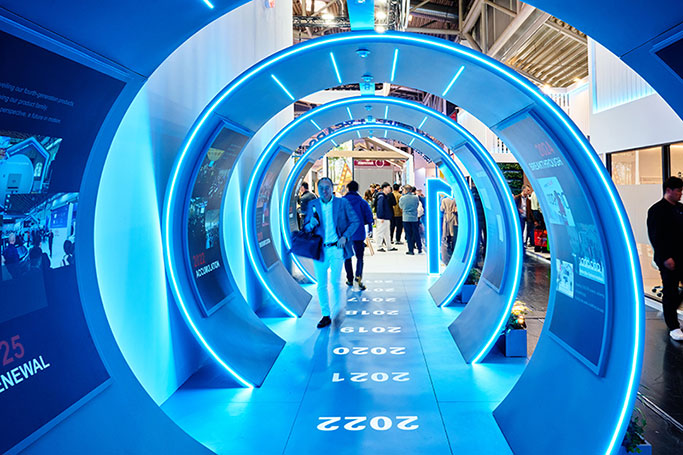 Blau ausgeleuchteter Tunnel als Element eines innovativen Messestandes