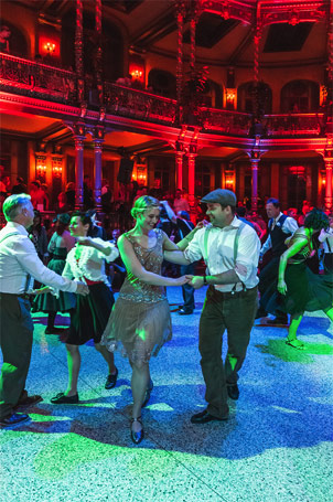 Tänzer bei einer Swingtanzveranstaltung im Kurhaus Göggingen, Eventfotografie © Florian Freund