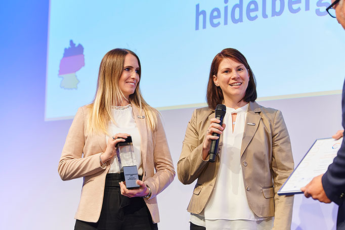 Zwei lächelnde Siegerinnen bei der Verleihung des Energiewende Awards 2019