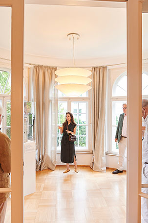 Reportagefotografie - Teilnehmer bei einem Vortrag vor einem Beuys-Objekt in einer alten Villa, Veranstaltungsfotografie, (c) Florian Freund