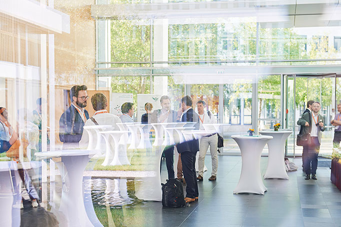 Mood Foto - eine Aussenaufnahme einer Veranstaltung des Forum Bildung Digitalisierung e.V. durch ein Fenster mit Spiegelung, Moodfotografie, © Florian Freund