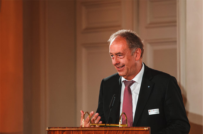 Prof. Dr. Dr. Franz-Josef Radermacher hält einen Vortrag in der Residenz München, Veranstaltungsfotografie © Florian Freund