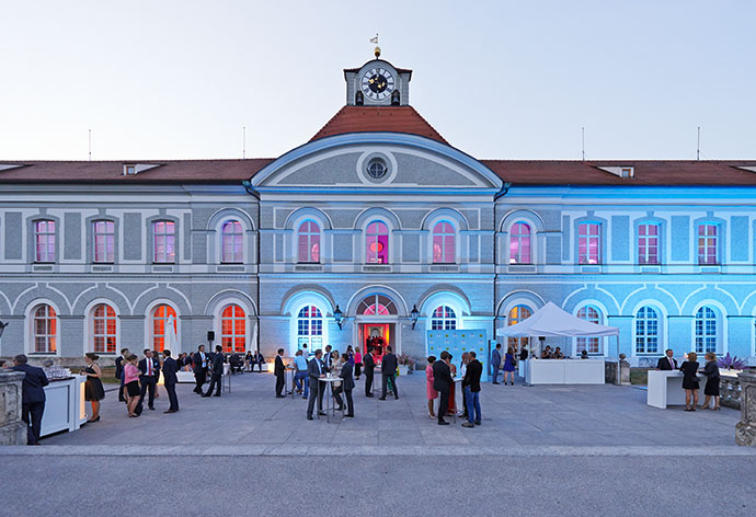 Gäste einer Veranstaltung vor dem Schloss Nymphenburg bei Nacht mit Eventbeleuchtung, (c) Florian Freund