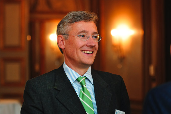 Philipp von Illberg bei einem Panel auf der Bühne, Veranstaltungsreportge © Florian Freund
