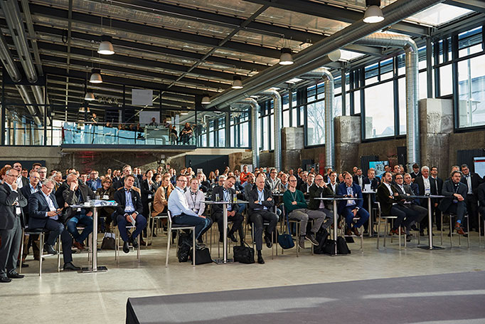 Totale des Publikums von vorne, bei einem Event der Firma ROI Management Consultanting, in einer umgebauten Industrielocation, Eventfotografie © Florian Freund