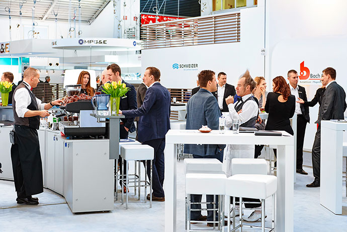 Viele Menschen auf einem Messestand bei der Messe Opti in München, Messefotografie, © Florian Freund