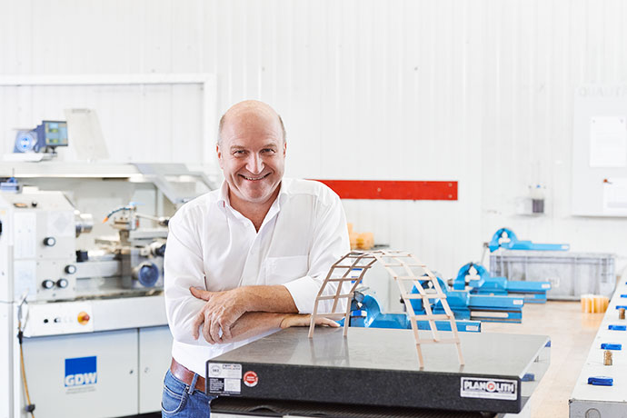 Mann in Lehrwerkstatt