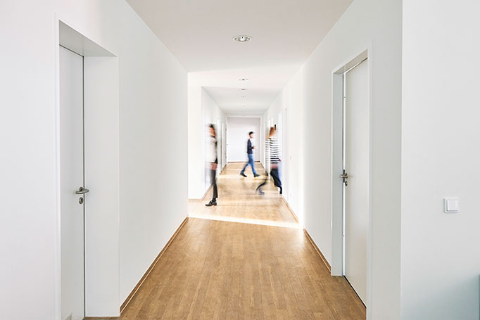 Architekturaufnahme: Ineterieur - Gang mit Menschen