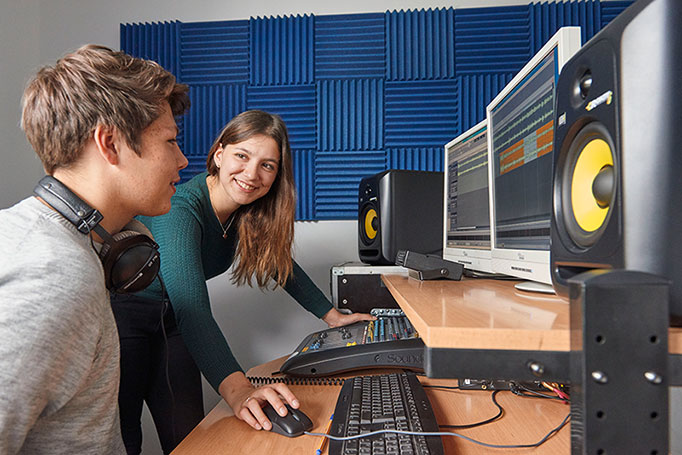 Zwei junge Menschen im Tonstudio eines Jugendradiosenders in Bayreuth, Peoplefotografie © Florian Freund