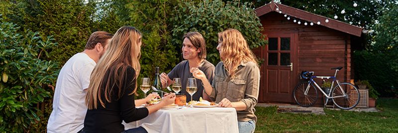 Eine Gruppe Menschen feiert in einem Garten, Peolplefotografie © Florian Freund