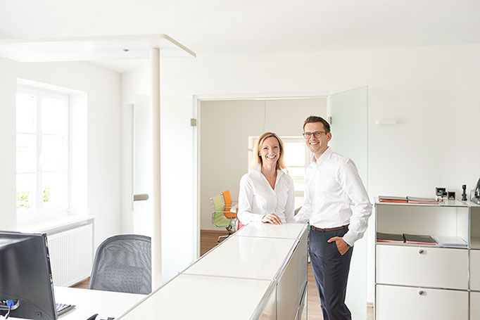 Die Wirtschaftsprüfer und Steuerberater Ulrike und Nikolaus Hafner im Empfangsbereich ihrer Kanzlei, Peoplefotografie © Florian Freund