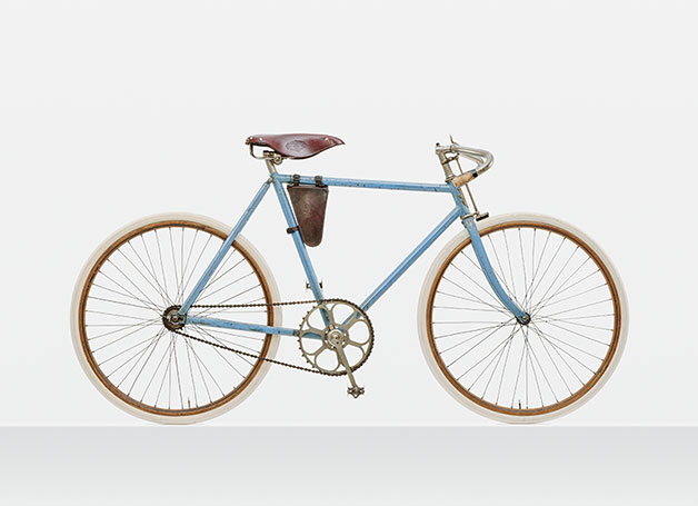 historisches Rennrad, um 1904 vom Cover des Buchs Fahrräder Made in Germany, 1817-1929 von Florian Freund. Erschienen beim netzwerk fahrrad/geschichte in Hamburg, 2024