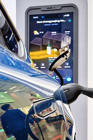 Elektroauto an einer Ladesäule mit eingestecktem Ladekabel