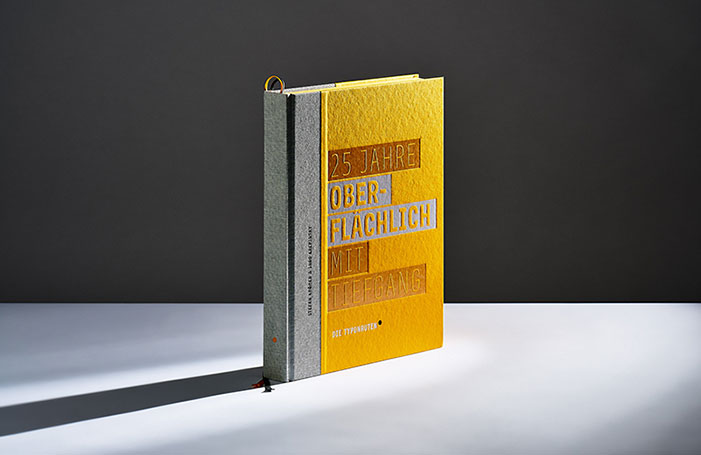 Atmosühärisches Foto des Buches: 25 JAHRE OBERFLÄCHLICH MIT TIEFGANG für die Agentur: Die Typonauten, Bremen