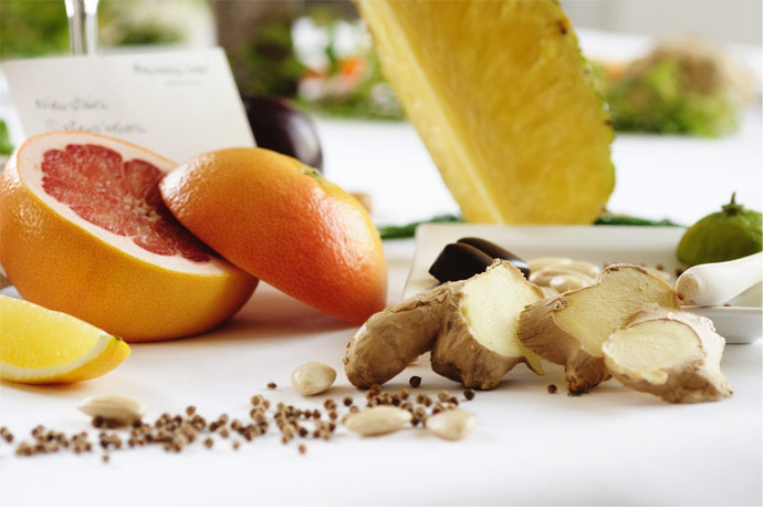 Obst und Ingwer, teilweise aufgeschnitten, Foodfotografie © Florian Freund
