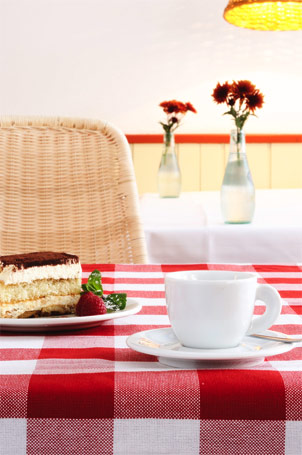 Stilleben mit Espressotasche auf einem Tisch mit rot karrierter Tischdecke, Stillifefotografie © Florian Freund