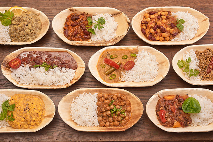 Linsen- und Bohnengerichte mit Reis in organischen Einwegschalen, foodfotografie © Florian Freund