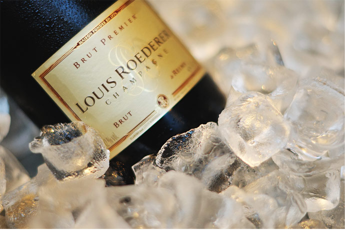 Eine Champagnerflasche die in einer Schale Eiswürfeln liegt, Stillifefotografie © Florian Freund